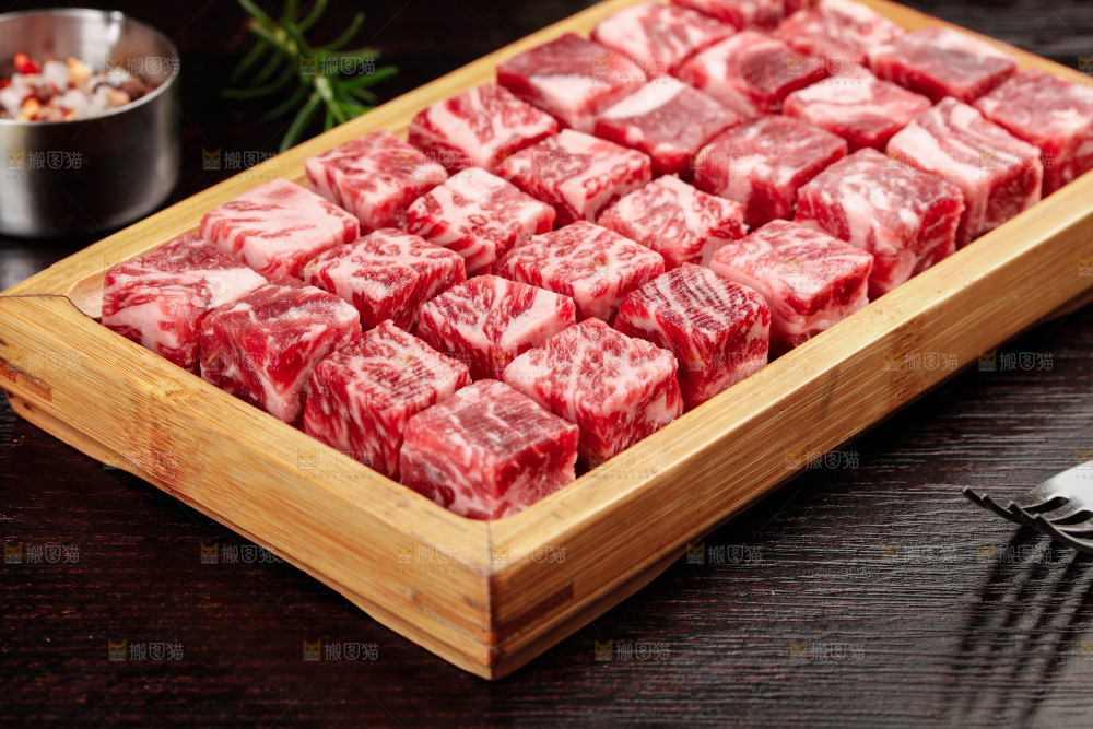 深底上的牛肉粒