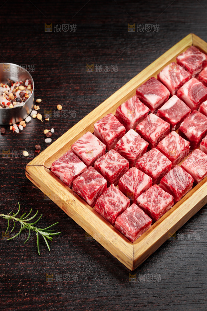 深底上的牛肉粒