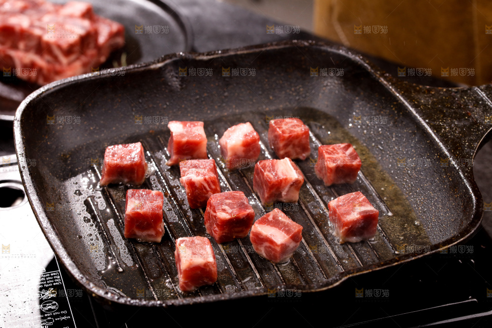 锅里的牛肉粒