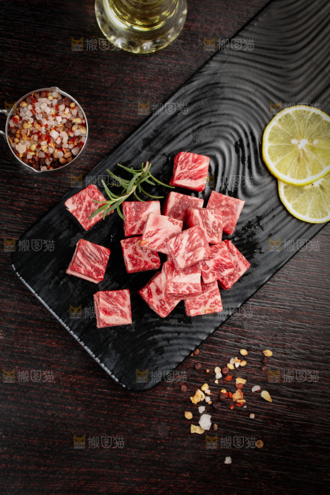 深底上的牛肉粒