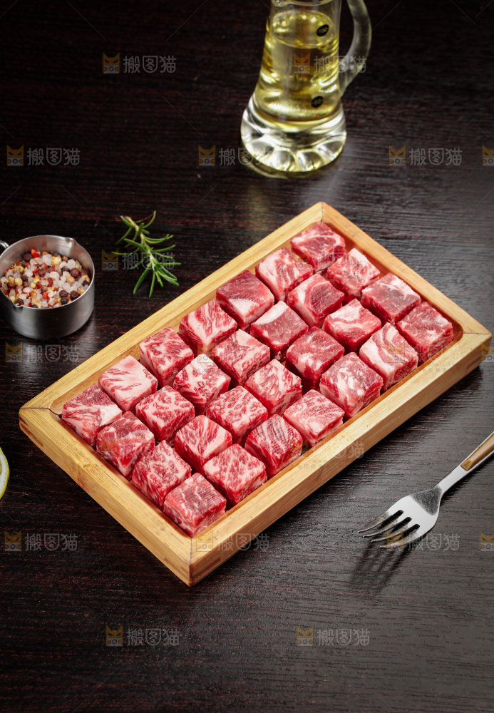 深底上的牛肉粒