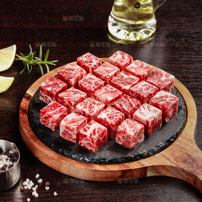 深底上的牛肉粒