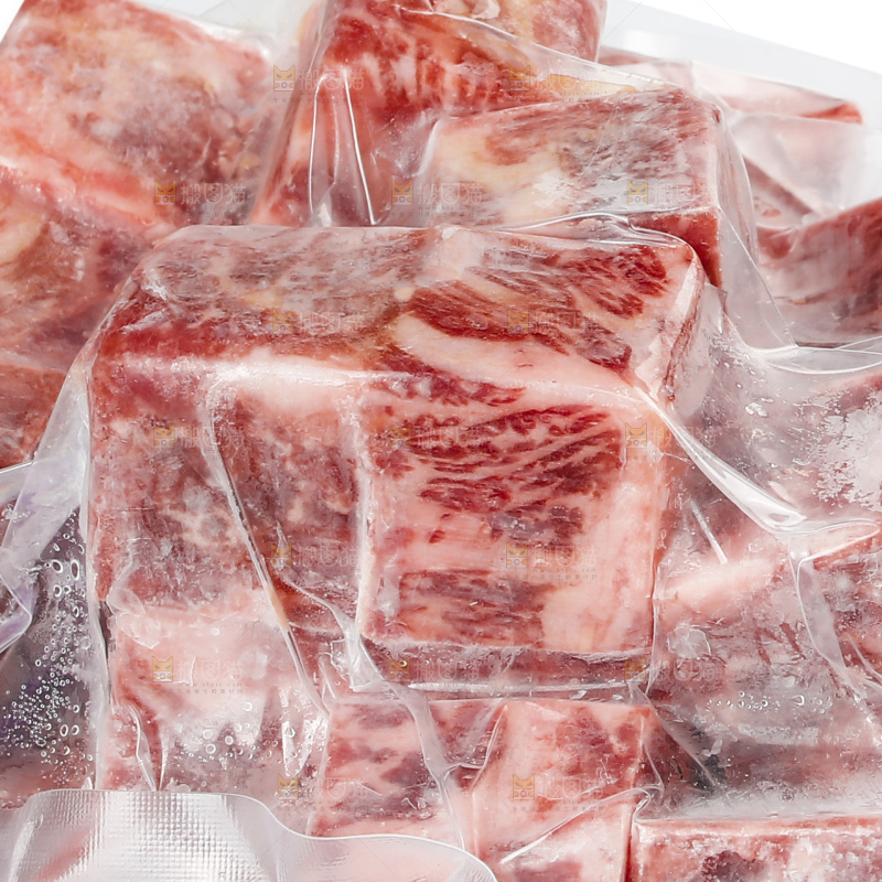 白底上的牛肉粒