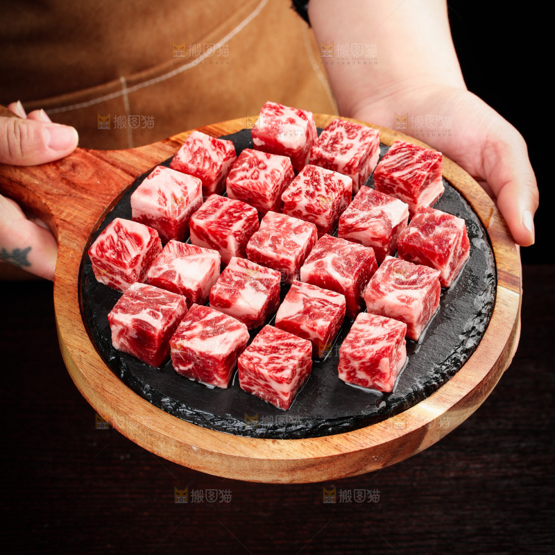 深底上的牛肉粒