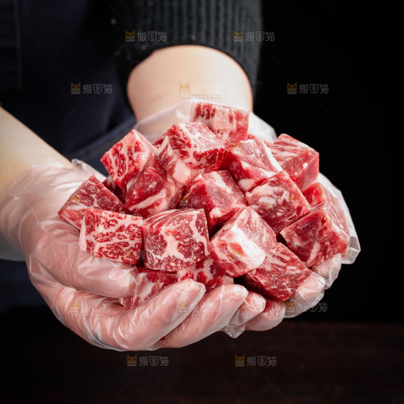 深底上的牛肉粒