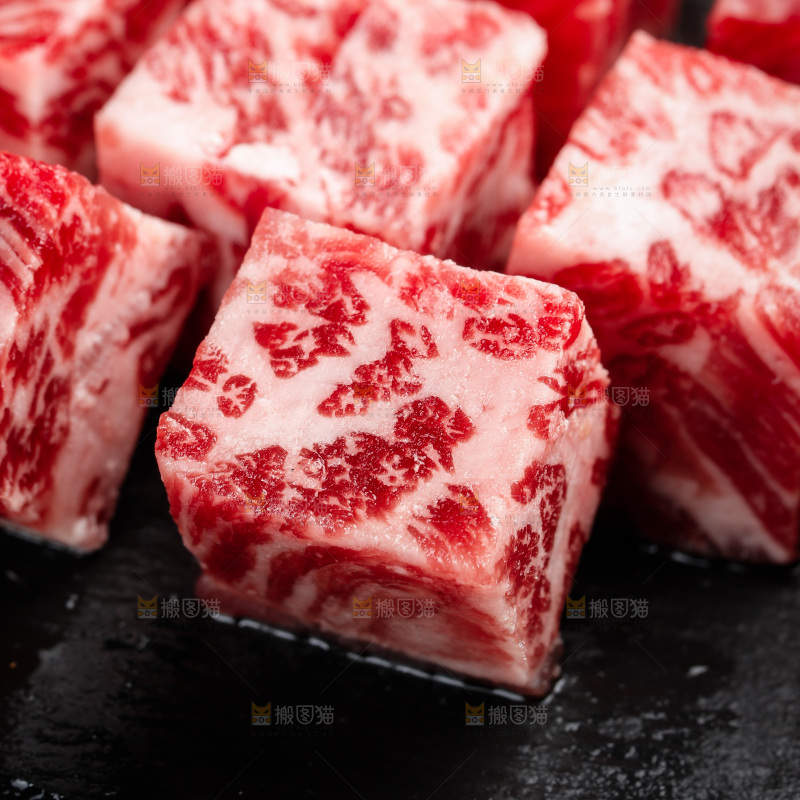 深底上的牛肉粒