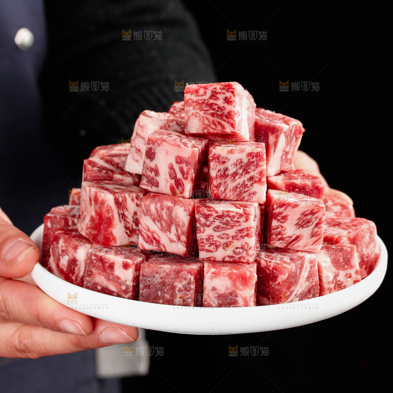 深底上的牛肉粒