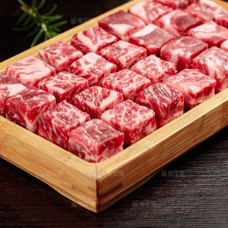 深底上的牛肉粒
