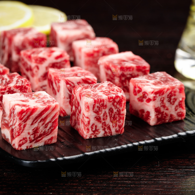 深底上的牛肉粒