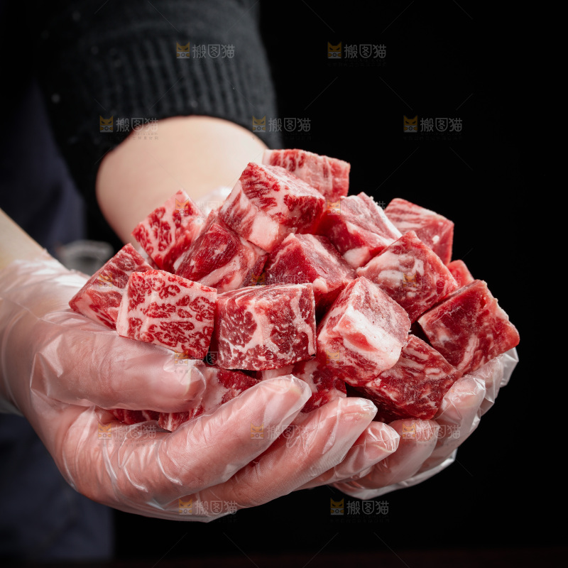 深底上的牛肉粒