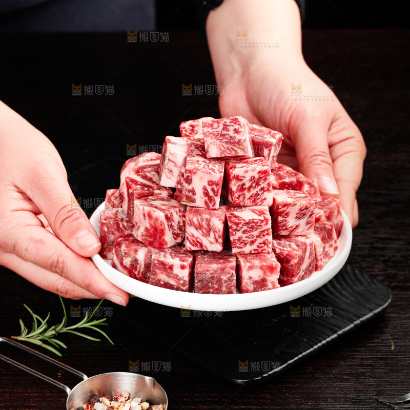 深底上的牛肉粒