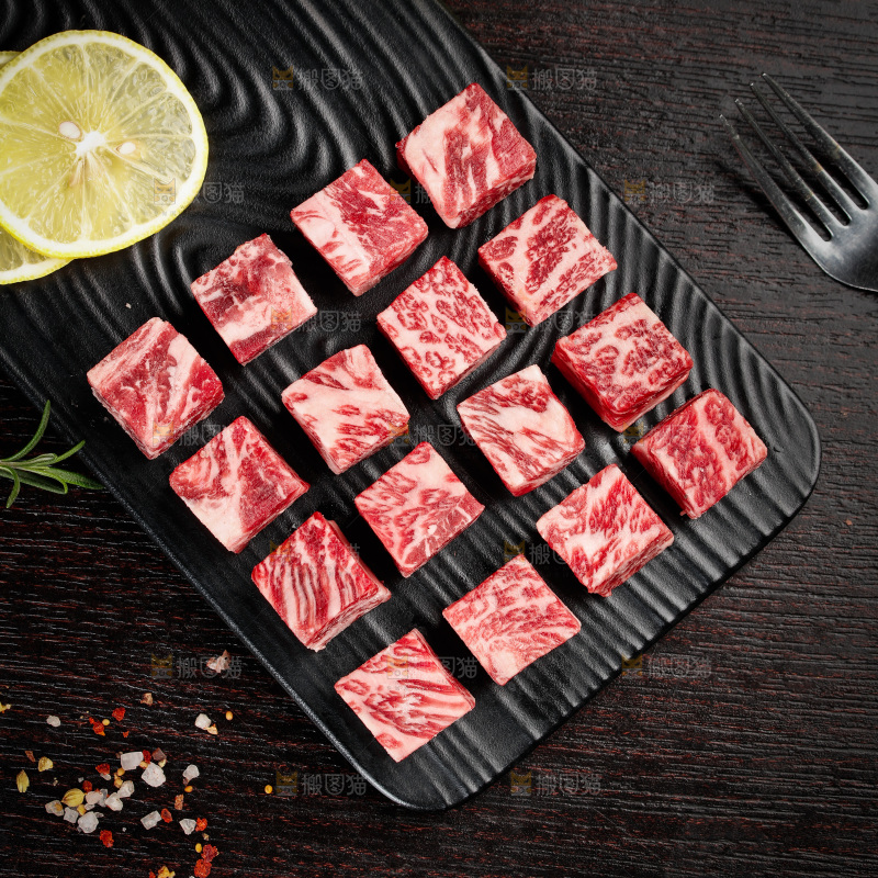 深底上的牛肉粒