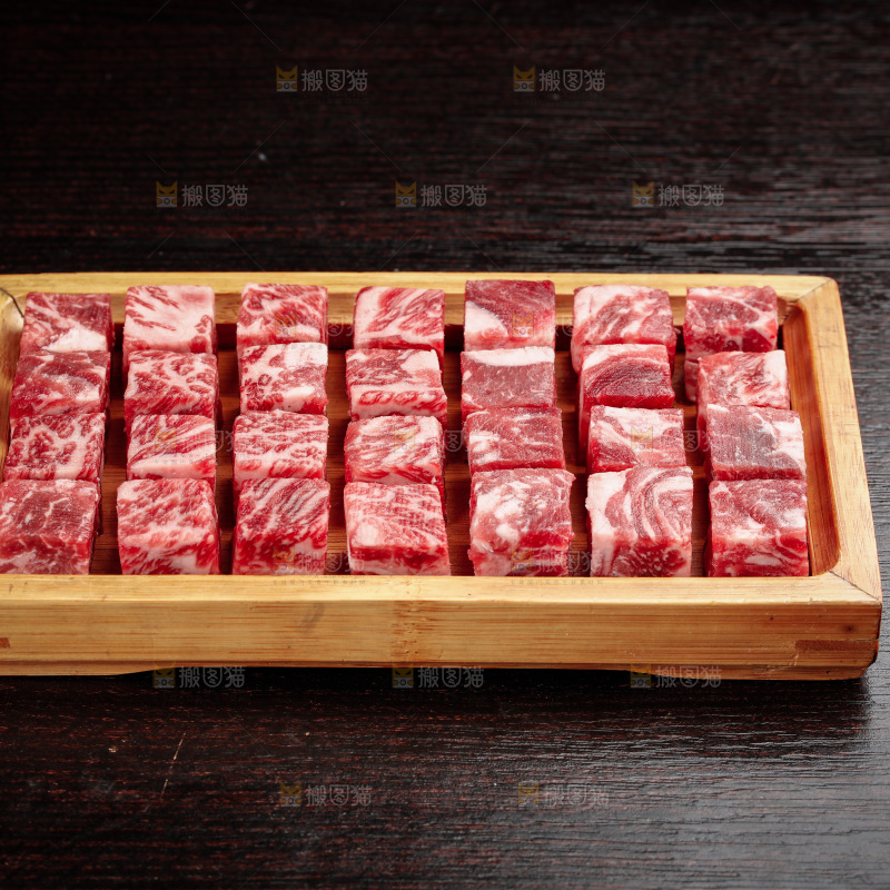 深底上的牛肉粒