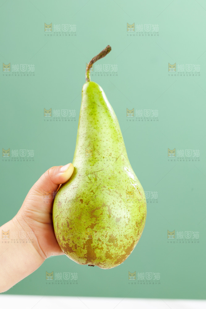 手里拿着青啤梨