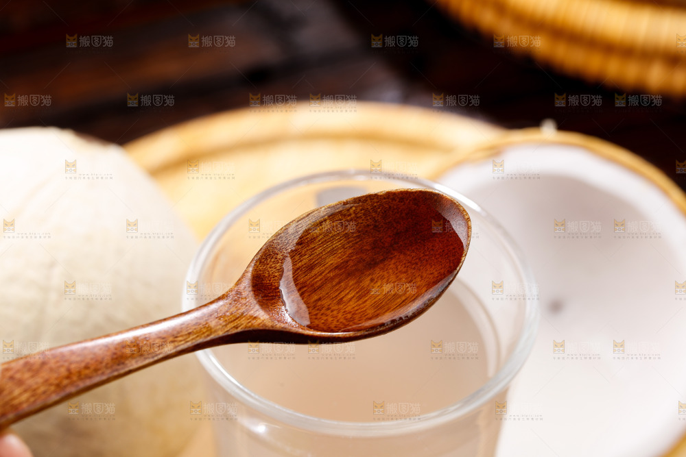 深底上的牛奶椰皇