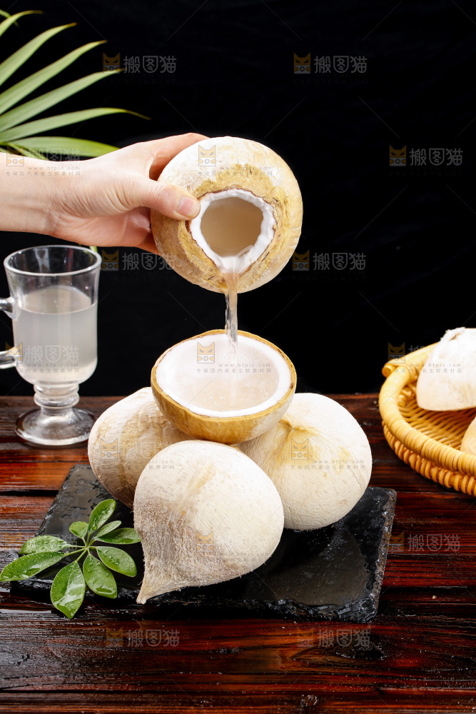 深底上的牛奶椰皇