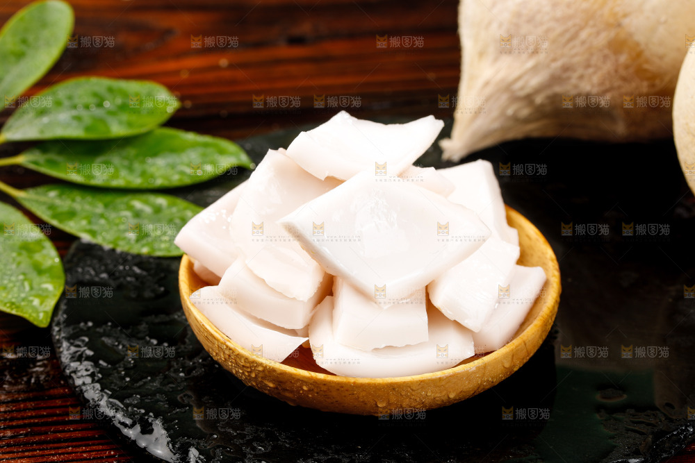 深底上的牛奶椰皇