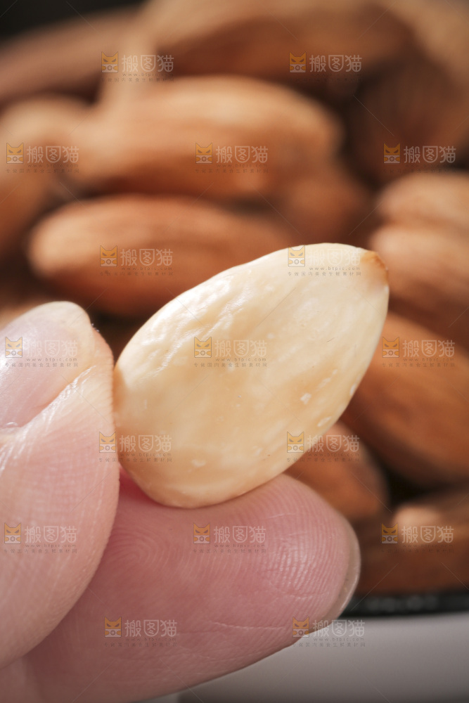 深底上的扁桃仁
