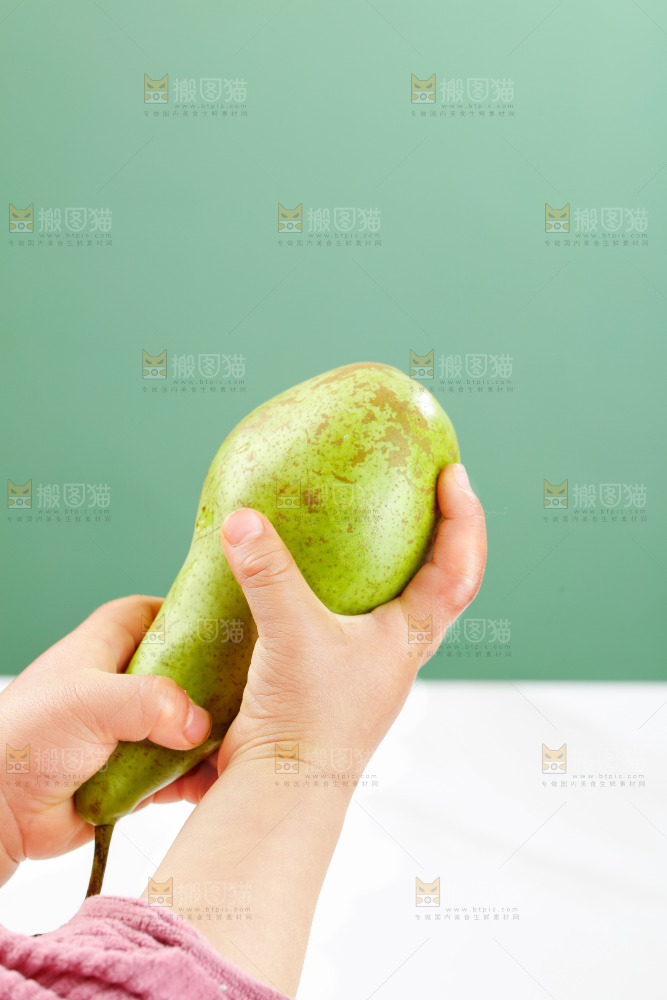 手里拿着青啤梨
