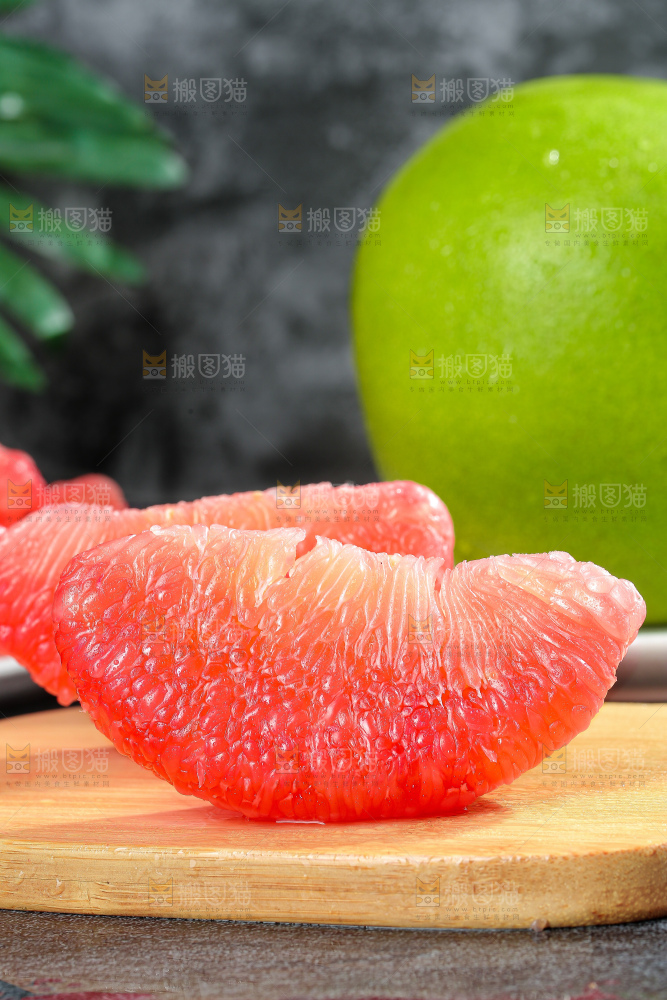 深底上的红宝石青柚