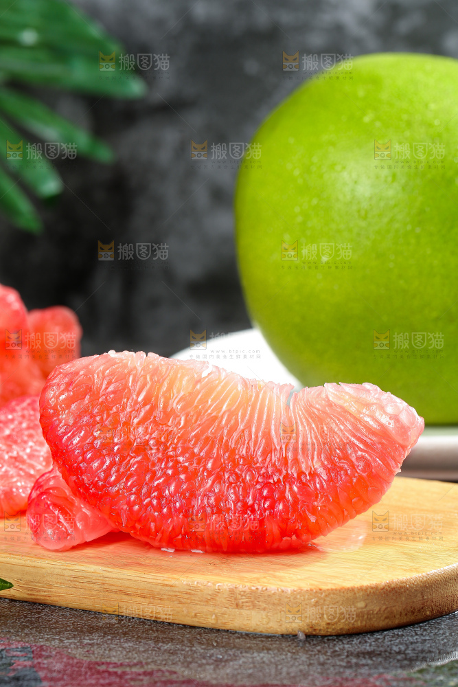 深底上的红宝石青柚