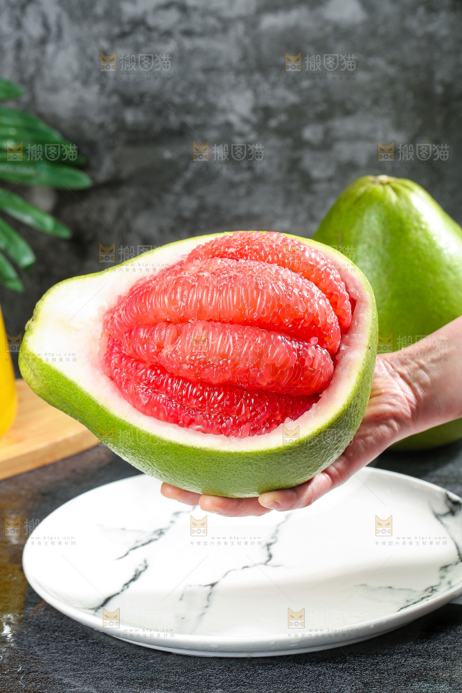 深底上的红宝石青柚