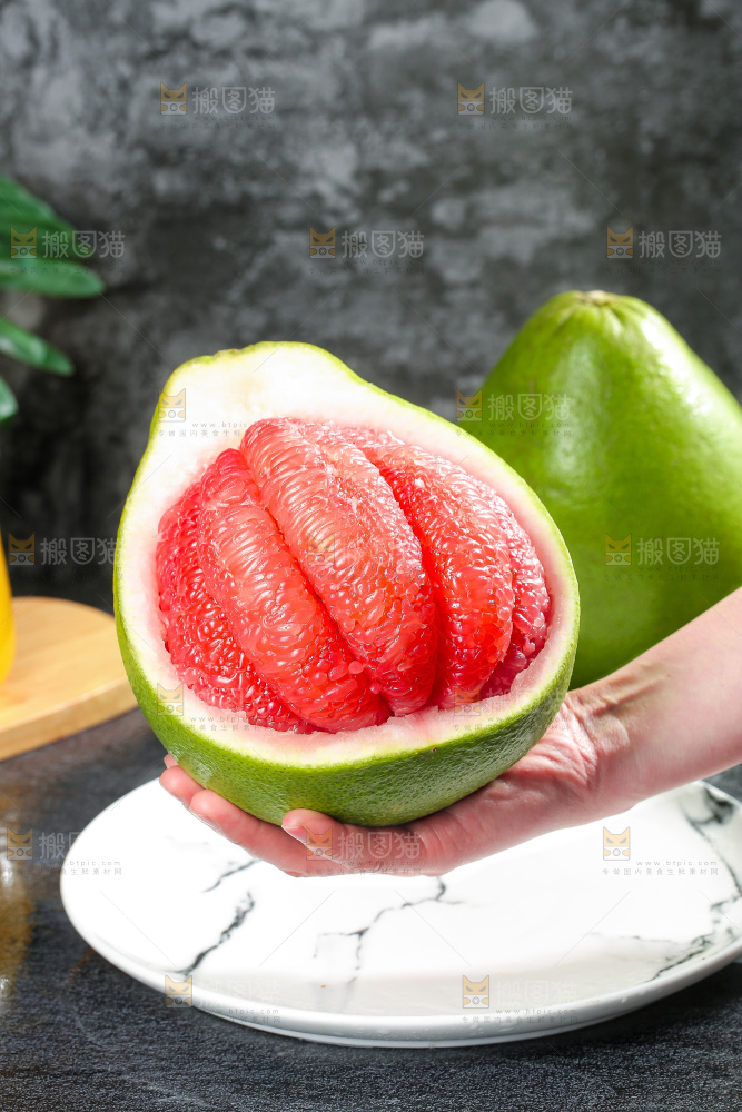 深底上的红宝石青柚