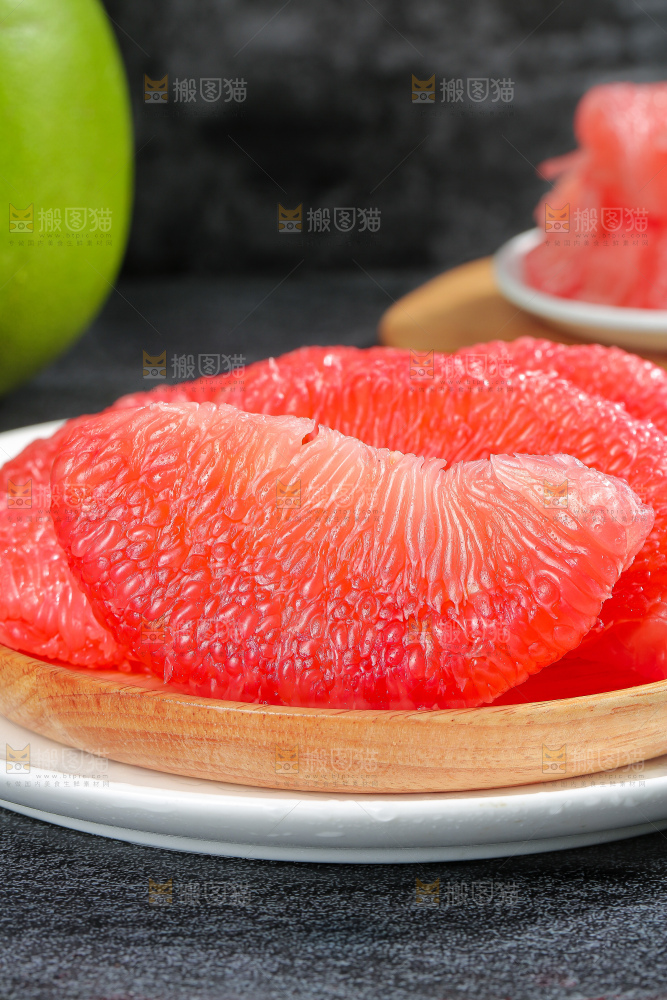 深底上的红宝石青柚