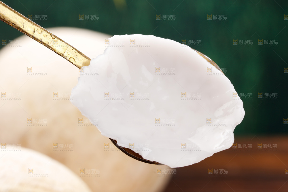 深底上的牛奶椰皇