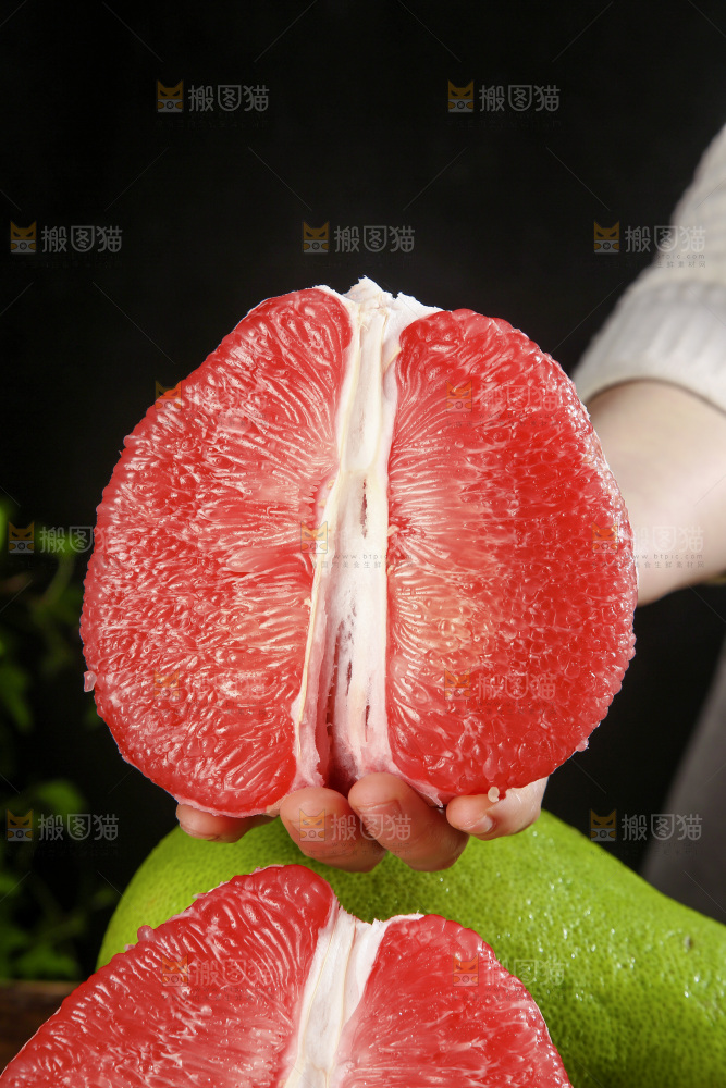 深底上的红宝石青柚