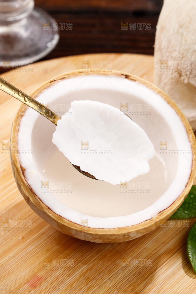 深底上的牛奶椰皇