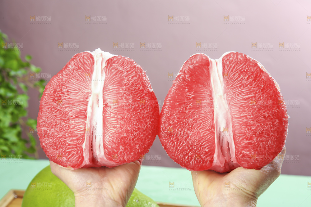 浅底上的红宝石青柚