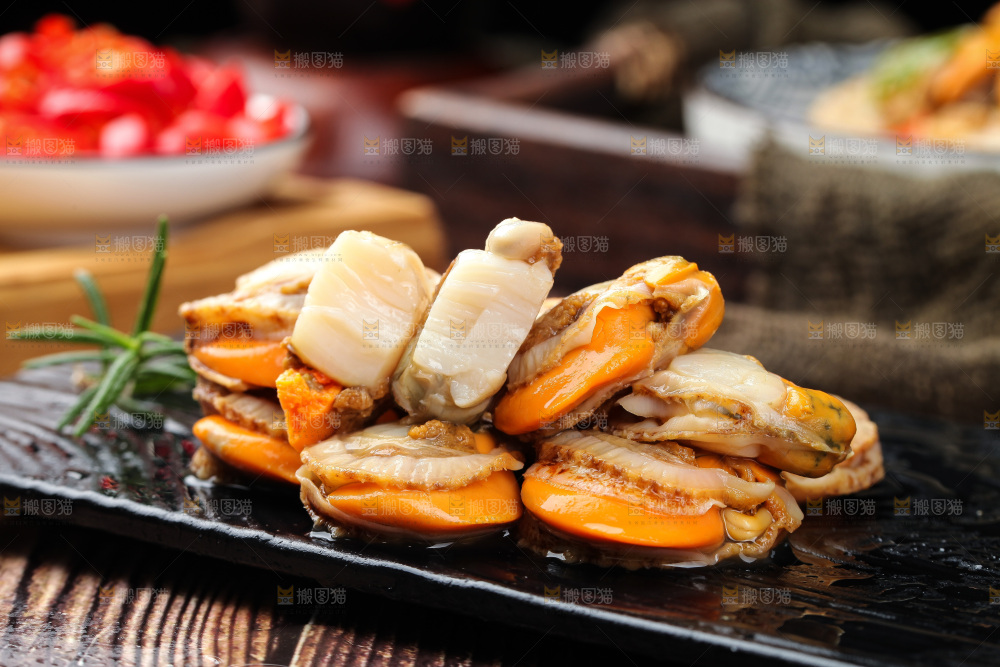 深底上的带黄扇贝肉