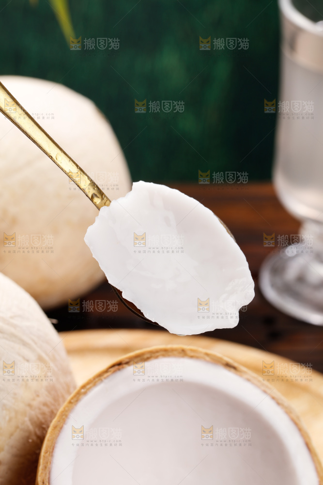 深底上的牛奶椰皇
