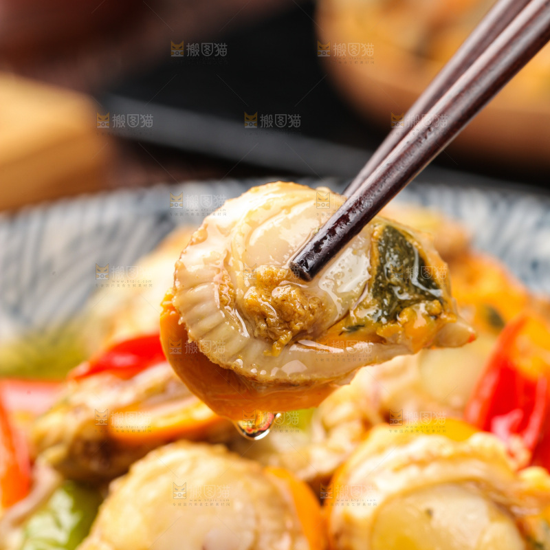盘子里的辣炒扇贝肉