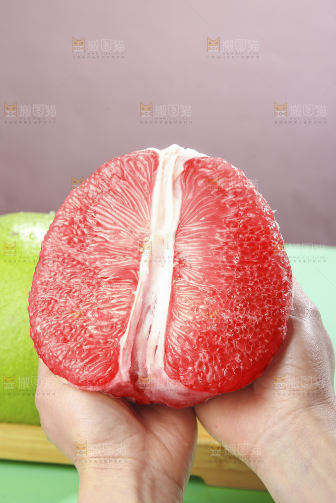 浅底上的红宝石青柚