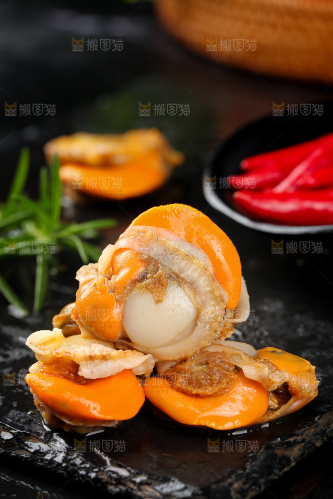 深底上的带黄扇贝肉