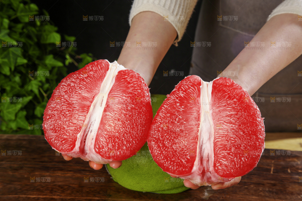 深底上的红宝石青柚