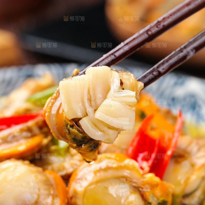 盘子里的辣炒扇贝肉