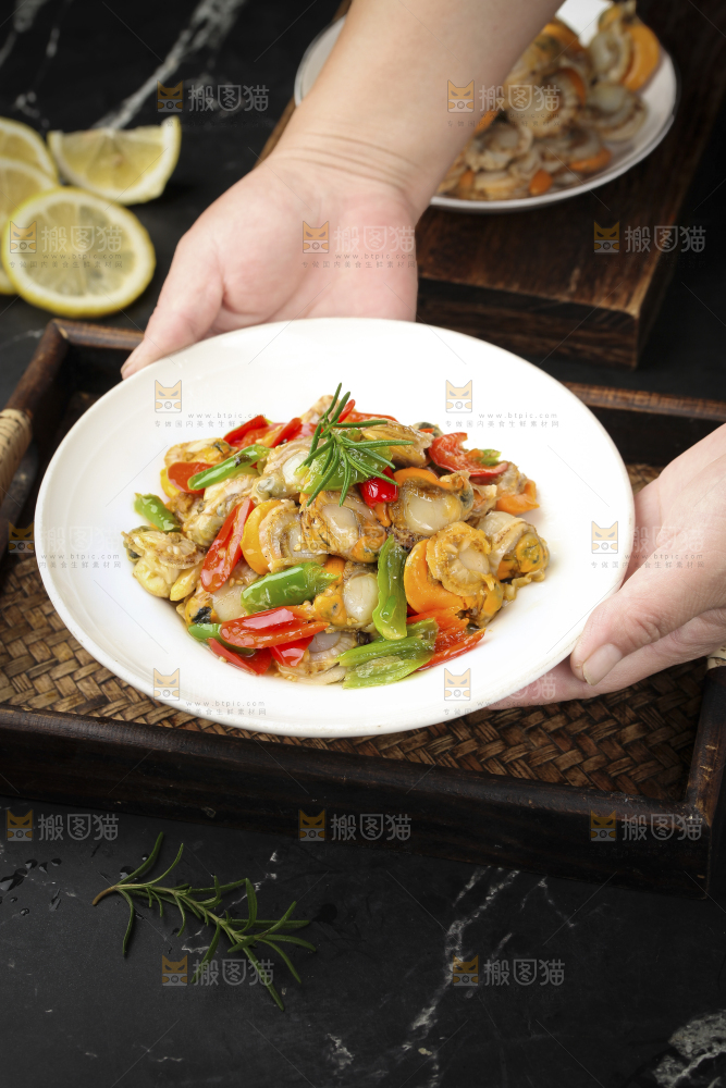 盘子里的辣炒扇贝肉