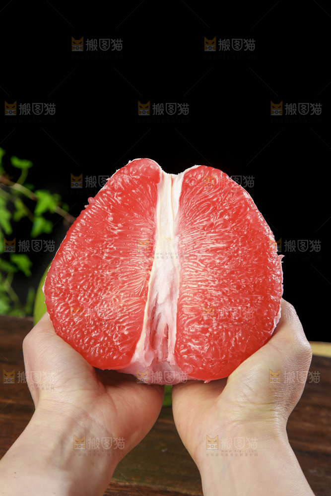 深底上的红宝石青柚