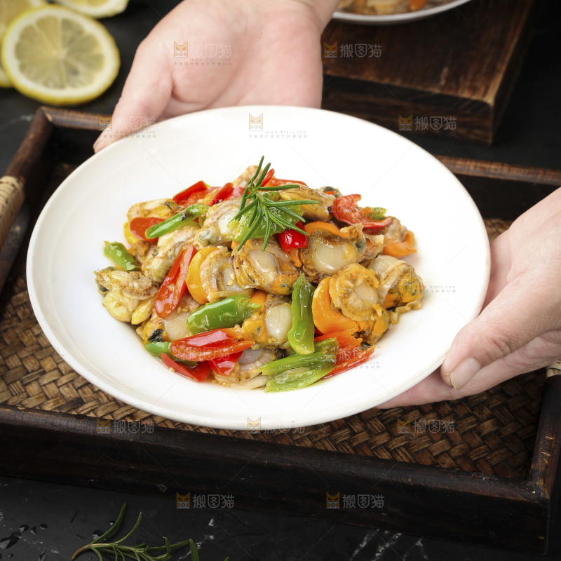 盘子里的辣炒扇贝肉