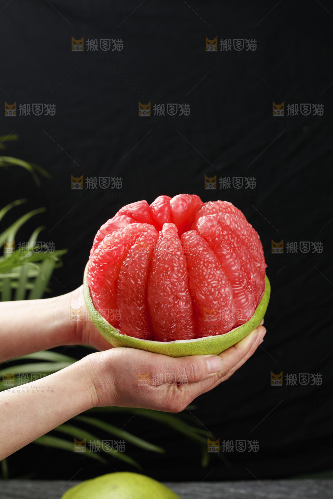 深底上的红宝石青柚