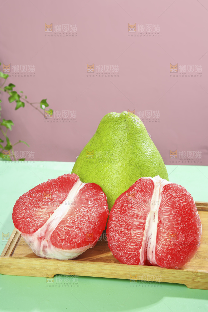 浅底上的红宝石青柚