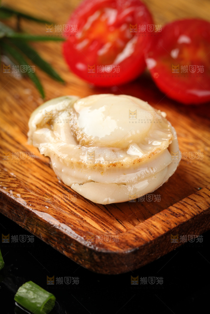 深底上的带黄扇贝肉