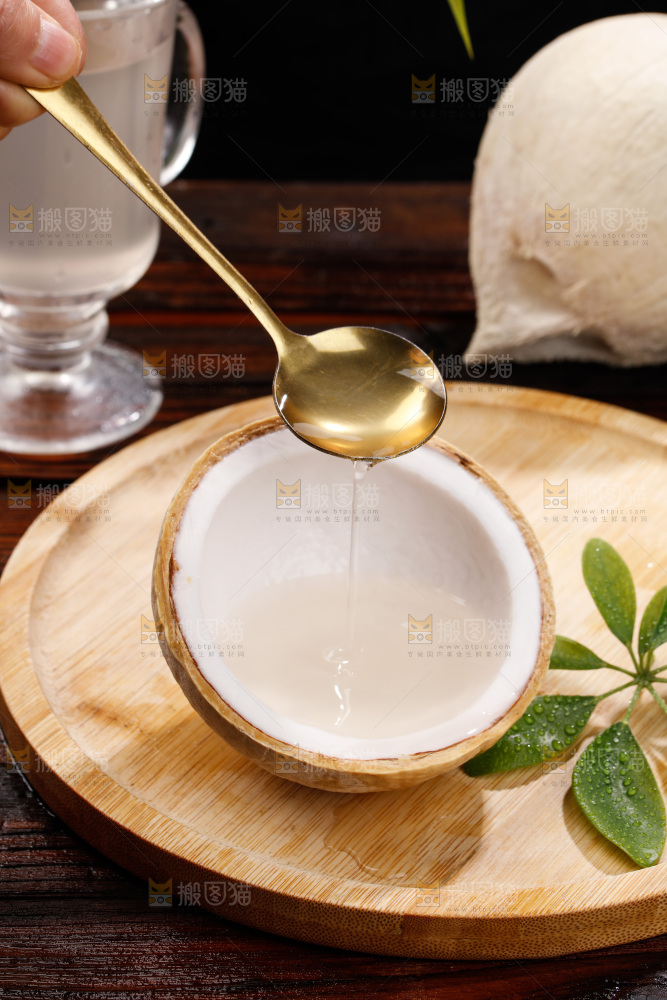 深底上的牛奶椰皇