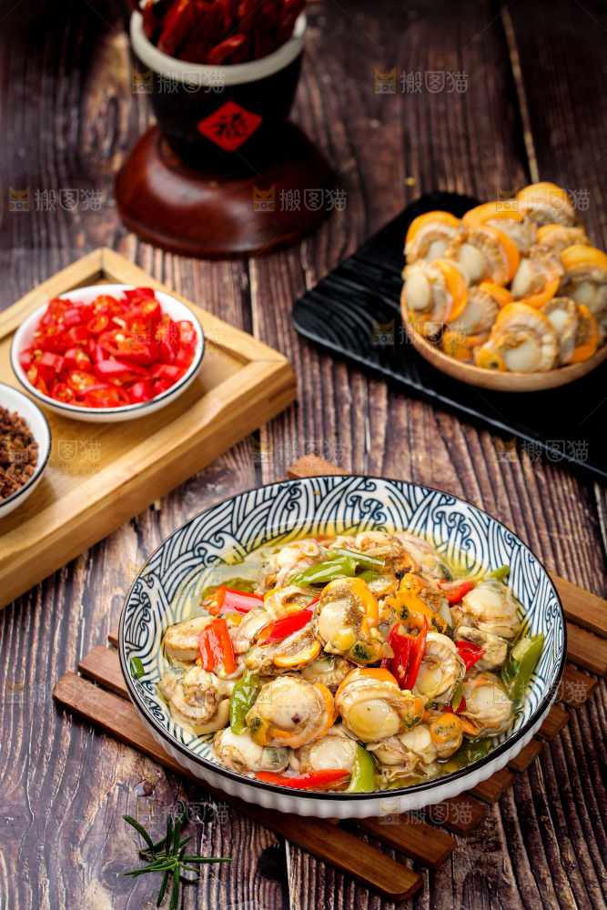 盘子里的辣炒扇贝肉