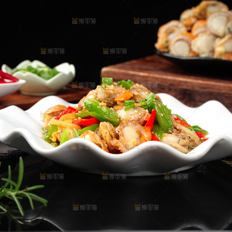 盘子里的辣炒扇贝肉