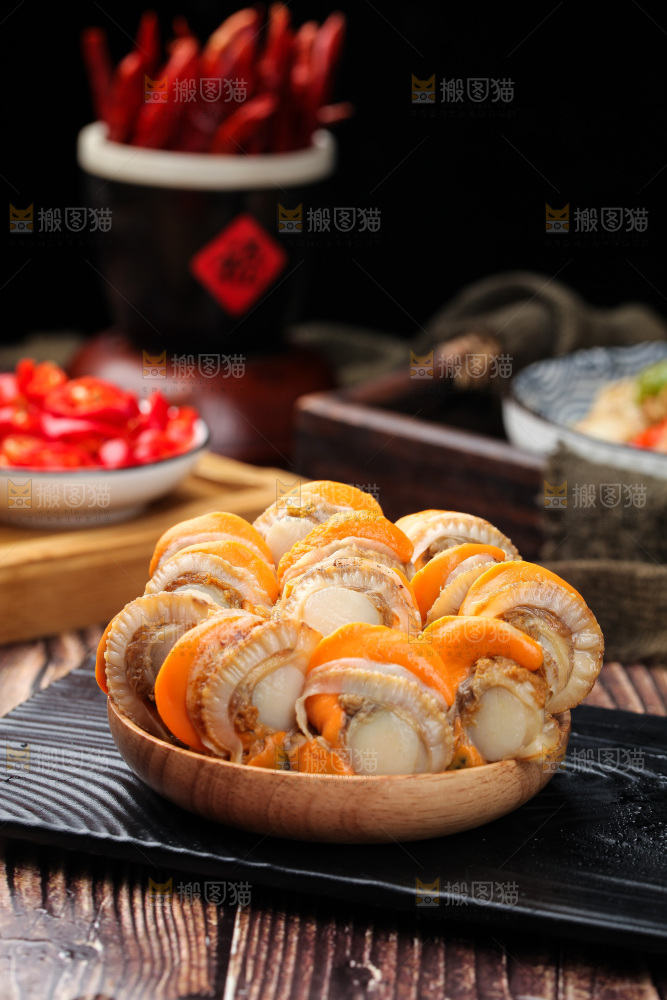 深底上的带黄扇贝肉