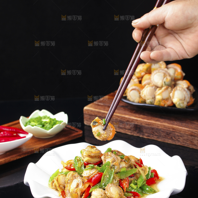 盘子里的辣炒扇贝肉
